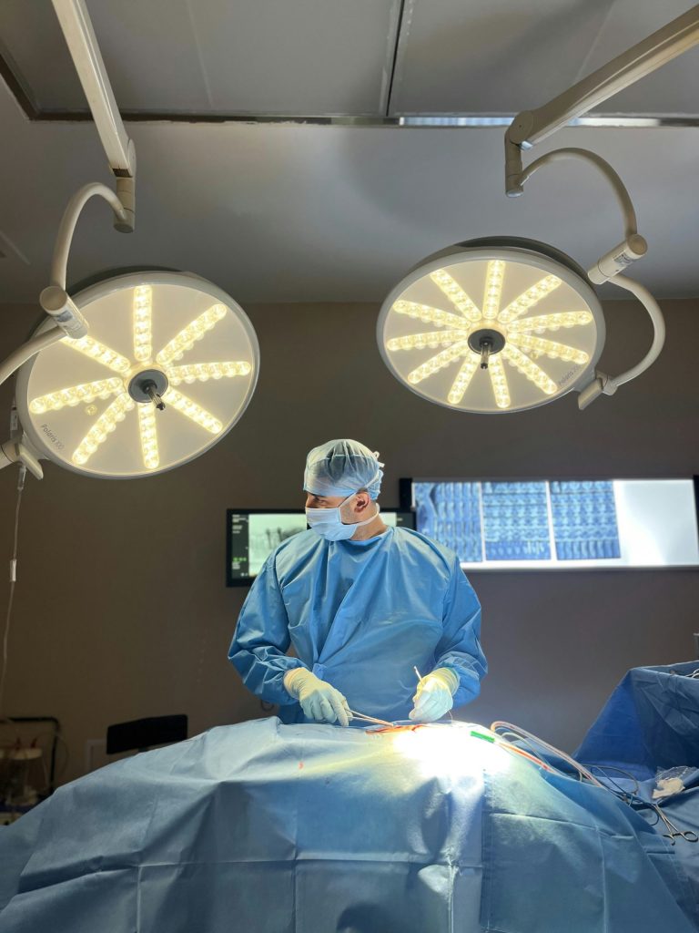 Cirujano en sala de operaciones