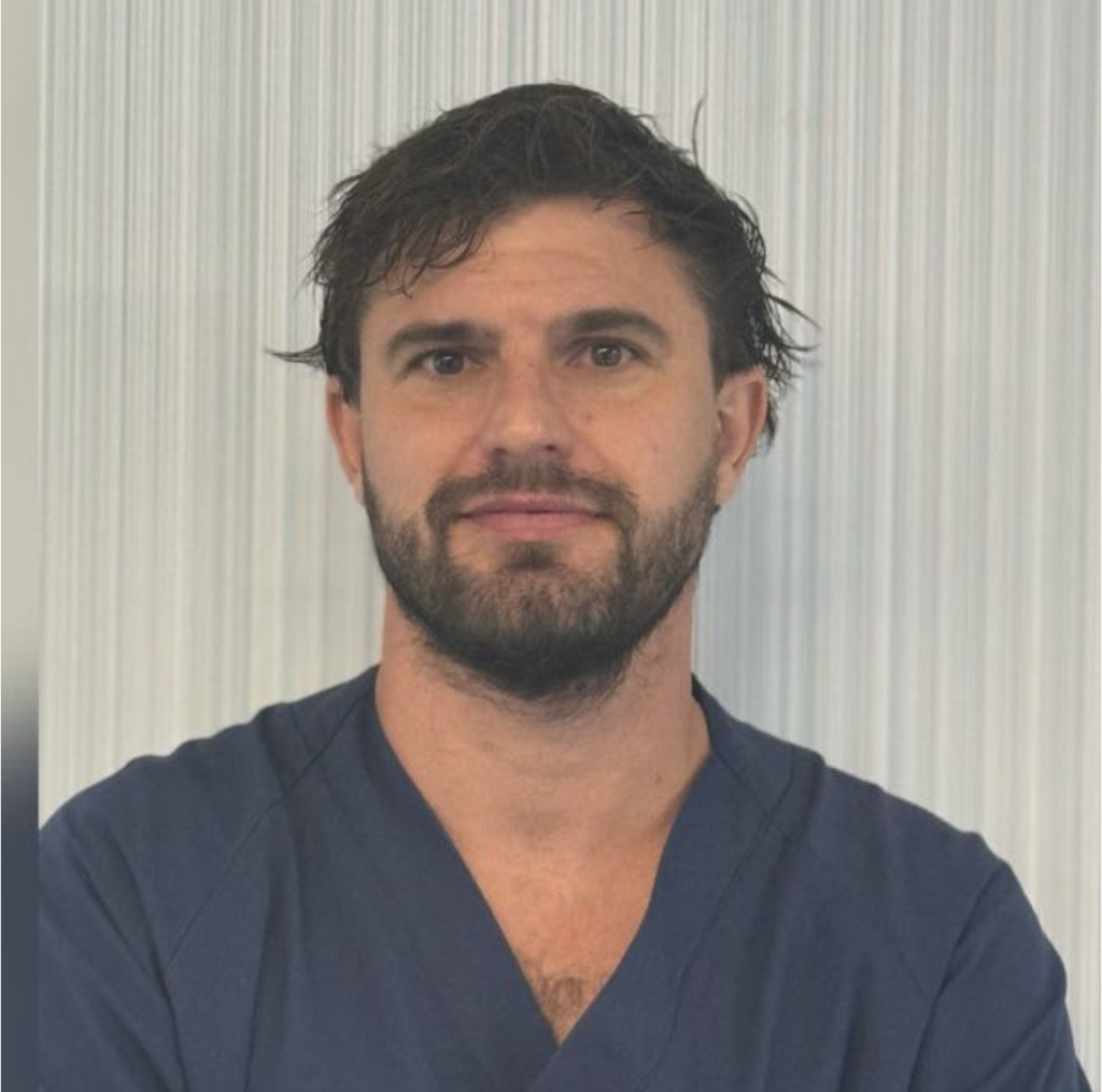 Hombre con bata de médico