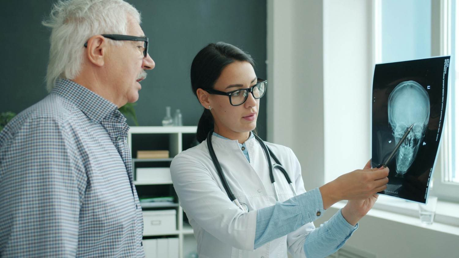 Médico muestra radiografía a paciente