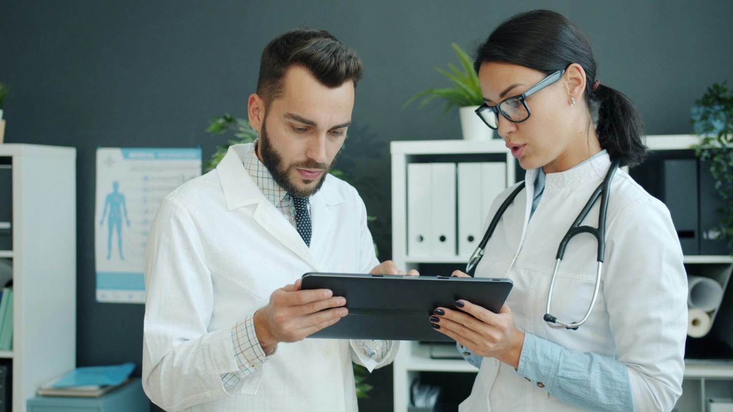 Profesionales de la salud colaborando