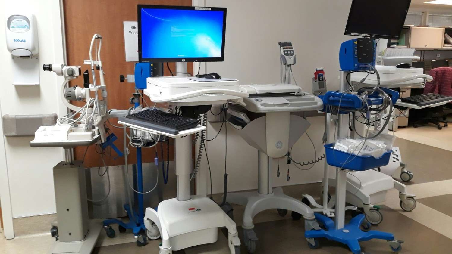 Equipos médicos en una sala