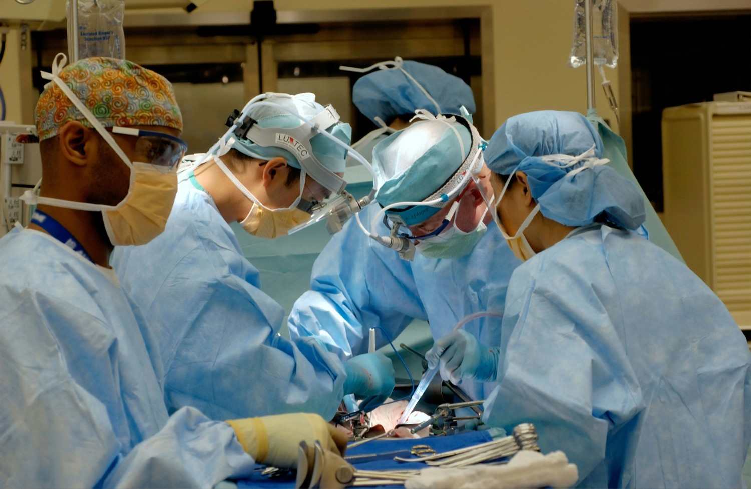 Equipo médico en cirugía