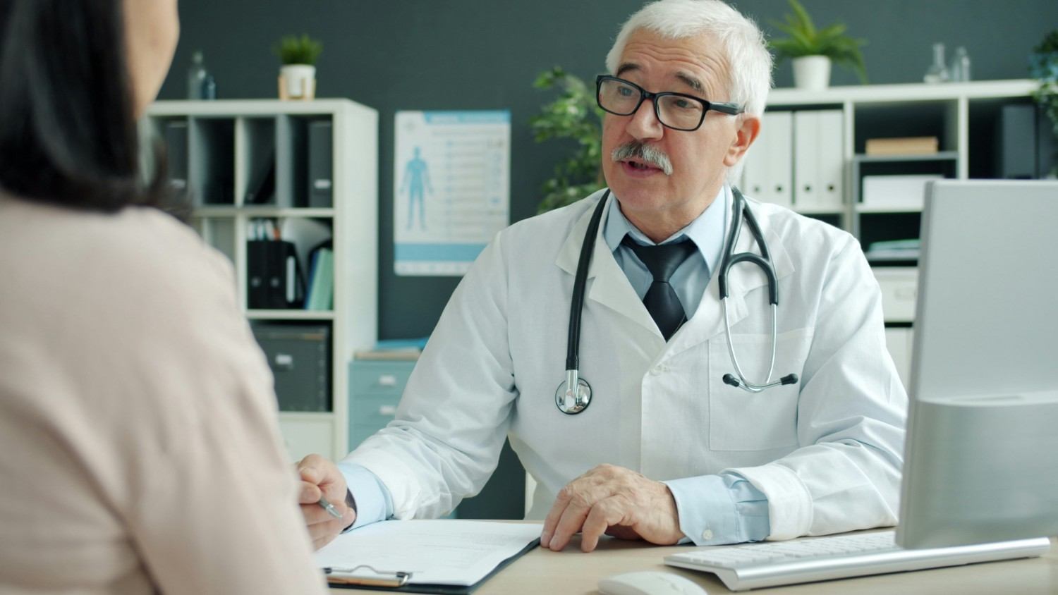 Doctor hablando con paciente