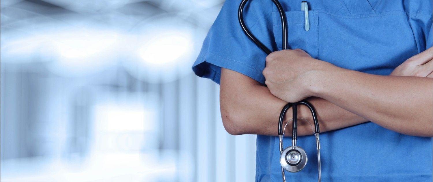 Médico con estetoscopio en brazos